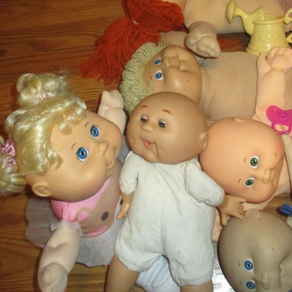 Lot Of 6 Cabbage Patch Kids Dolls & 23 Clothes Assorted Outfits Accessories TLC - Picture 2 of 6